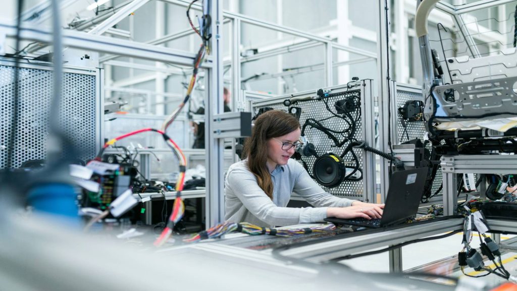 Mujer escribe en un portátil en un laboratorio